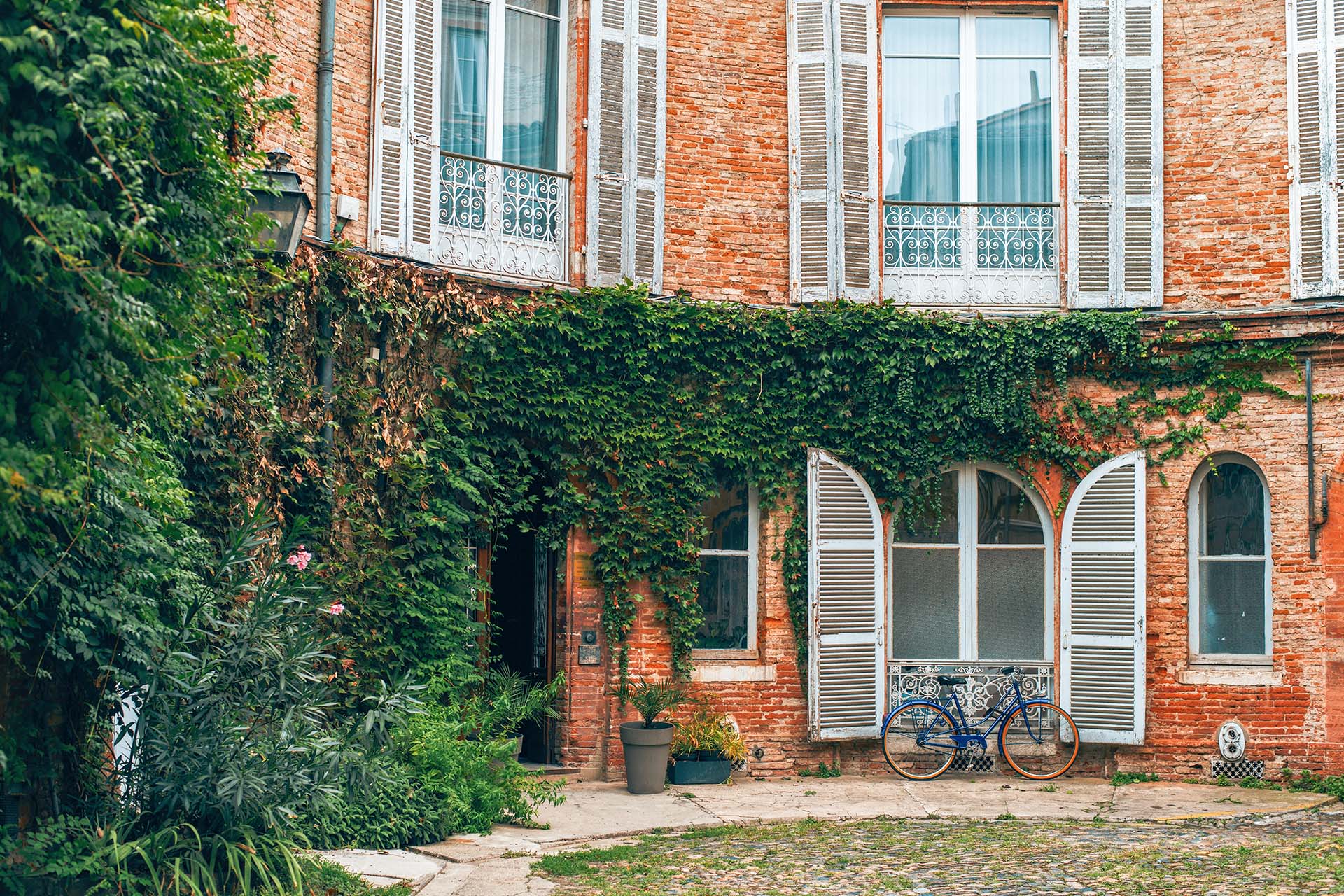 Cour ovale de l'ancienne Poste aux chevaux immeuble Ramel