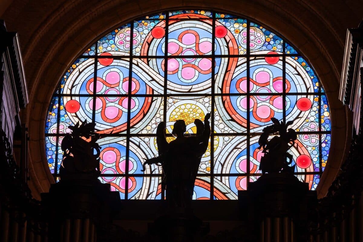Le nouveau vitrail de la basilique Saint-Sernin par l'artiste Jean-Michel Othoniel