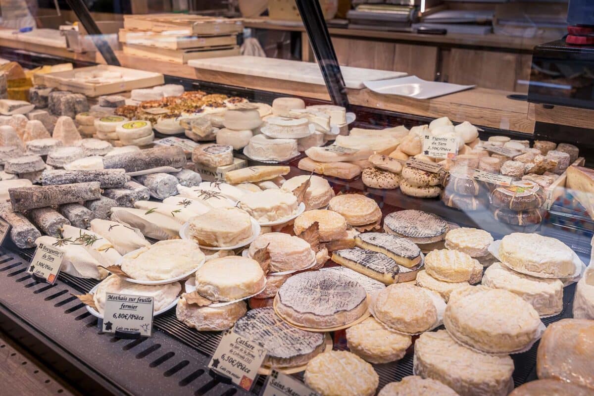 Étal de fromage au marché des Carmes