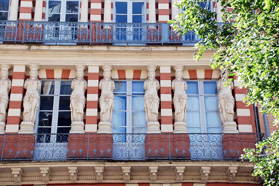 Les cariatides de la rue des Marchands