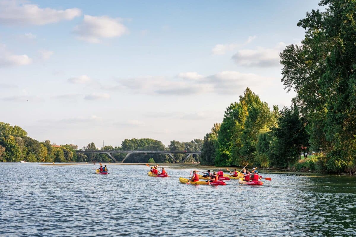Kayak sur la Garonne près de l'île du Ramier